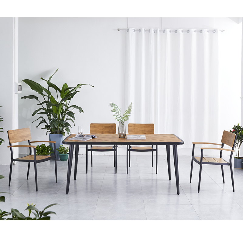 Ensemble table et chaises de salle à manger en plastique