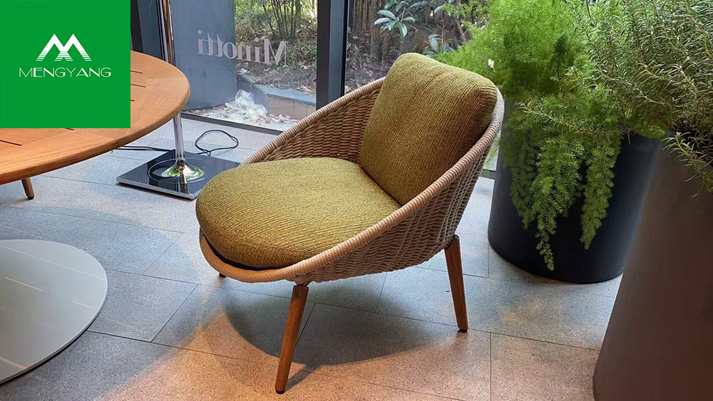 Chaise longue extérieure en osier ronde en métal en forme d'oeuf de conception spéciale 